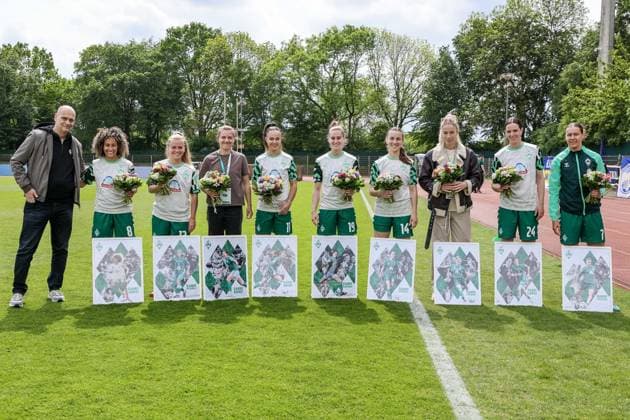 v.li.: Klaus Filbry (Geschäftsführer, SV Werder Bremen, Amira Arfaoui (SV Werder Bremen, 8), Ricarda Walkling (SV Werder Bremen, 13), Rieke Dieckmann (SV Werder Bremen, 22), Maja Sternad (SV Werder Bremen, 11), Saskia Matheis (SV Werder Bremen, 19), Michaela Brandenburg (SV Werder Bremen, 14), Sharon Beck (SV Werder Bremen, 27), Lara Schmidt (SV Werder Bremen, 24) und Larissa Mühlhaus (SV Werder Bremen, 7) bei der Verabschiedung vor dem Spiel, Abschied aus dem Verein, Abschied, DIE DFB-RICHTLINIEN UNTERSAGEN JEGLICHE NUTZUNG VON FOTOS ALS SEQUENZBILDER UND ODER VIDEOÄHNLICHE FOTOSTRECKEN. DFB REGULATIONS PROHIBIT ANY USE OF PHOTOGRAPHS AS IMAGE SEQUENCES AND OR QUASI-VIDEO., 10.05.2026, Bremen (Deutschland), Fussball, Google Pixel Frauen-Bundesliga, SV Werder Bremen - FC Carl Zeiss Jena