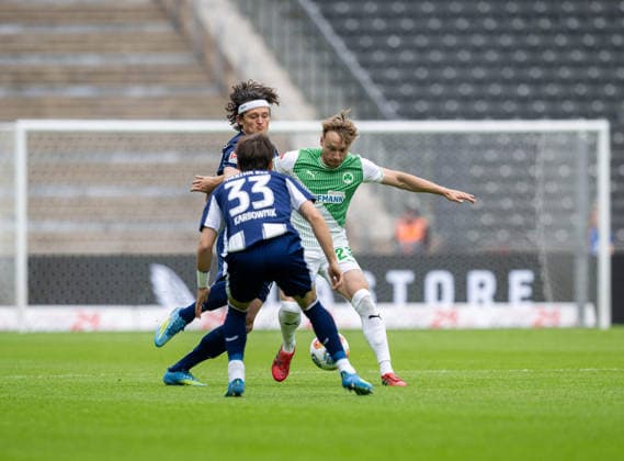Fussball, Herren, Saison 2025 2026, 2. Bundesliga (33. Spieltag), Hertha BSC - SpVgg Greuther Fürth, v.l. Fabian Reese (Hertha BSC), Michal Karbownik (Hertha BSC), Jannik Dehm (Fürth), 10.05. 2026,