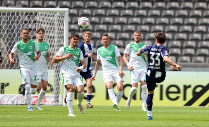 Michal Karbownik flankt den Ball Zweikampf Spielszene Aktion Fußball Fussball DFL 2.Bundesliga Herren 33.Spieltag Saison 2025 2026 10.05.2026 Hertha BSC Berlin vs. SpVgg Greuther Fürth DFL regulations prohibit any use of photographs as image sequences and or quasi-video
