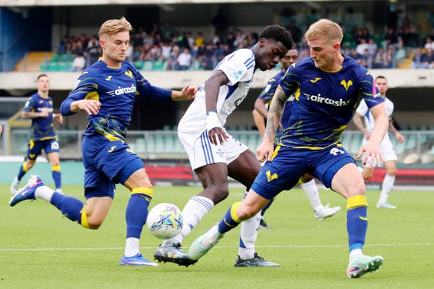 Como™s Assane Diao Verona™s Nicolas Valentini , during the Serie A soccer match between Hellas Verona and Como at the Bentegodi Stadium in Verona, north west Italy - Sunday , May 10 , 2026. - Soccer .  Copyright: xPaolaxGarbuio Lapressex