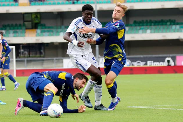 Como™s Assane Diao Verona™s Nicolas Valentini , during the Serie A soccer match between Hellas Verona and Como at the Bentegodi Stadium in Verona, north west Italy - Sunday , May 10 , 2026. - Soccer .  Copyright: xPaolaxGarbuio Lapressex