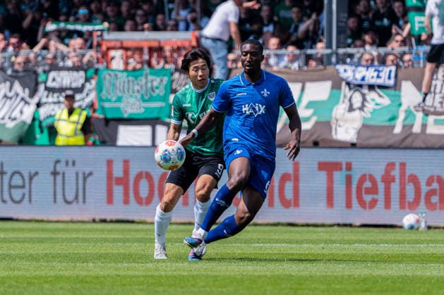 Münster, Deutschland 10. Mai 2026: 2. BL - 2025 2026 - Sp. 33 - SC Preußen Münster gegen SV Darmstadt 98 Im Bild: v. li. im Zweikampf Shin Yamada (PRM) und Patric Pfeiffer (Darmstadt) DFL DFB regulations prohibit any use of photographs as image sequences and or quasi-video LVM Preussenstadion Nordrhein Westfalen