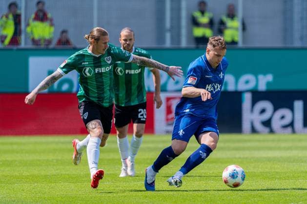 Münster, Deutschland 10. Mai 2026: 2. BL - 2025 2026 - Sp. 33 - SC Preußen Münster gegen SV Darmstadt 98 Im Bild: v. li. im Zweikampf Marvin Schulz (PRM) und Niklas Schmidt (Darmstadt) DFL DFB regulations prohibit any use of photographs as image sequences and or quasi-video LVM Preussenstadion Nordrhein Westfalen