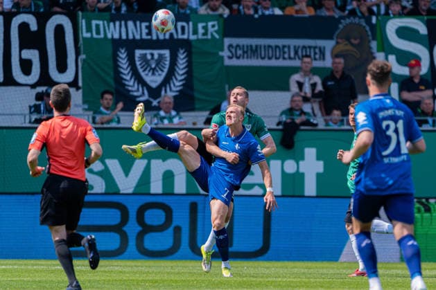 Münster, Deutschland 10. Mai 2026: 2. BL - 2025 2026 - Sp. 33 - SC Preußen Münster gegen SV Darmstadt 98 Im Bild: v. li. im Zweikampf Isac Lidberg (Darmstadt) und Torge Paetow (PRM) DFL DFB regulations prohibit any use of photographs as image sequences and or quasi-video LVM Preussenstadion Nordrhein Westfalen