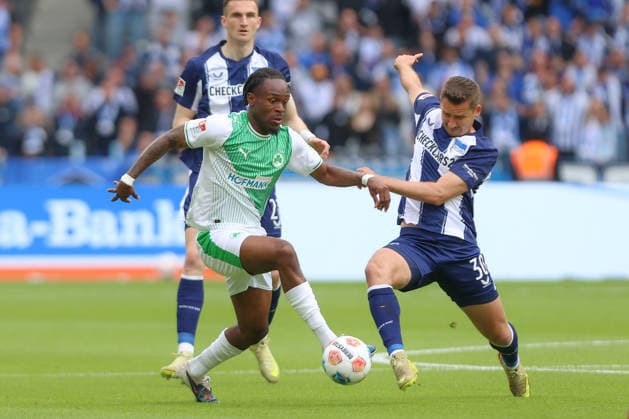 10.05.2025, xtgx, Fussball 2. Bundesliga, Hertha BSC Berlin - SpVgg Greuther Fürth emspor, v.l. Noel Futkeu (Fürth, 9), Paul Seguin (Hertha, 30) Zweikampf, Duell, Kampf, tackle (DFL DFB REGULATIONS PROHIBIT ANY USE OF PHOTOGRAPHS as IMAGE SEQUENCES and or QUASI-VIDEO) Berlin