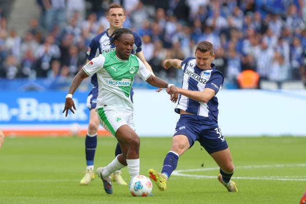 10.05.2025, xtgx, Fussball 2. Bundesliga, Hertha BSC Berlin - SpVgg Greuther Fürth emspor, v.l. Noel Futkeu (Fürth, 9), Paul Seguin (Hertha, 30) Zweikampf, Duell, Kampf, tackle (DFL DFB REGULATIONS PROHIBIT ANY USE OF PHOTOGRAPHS as IMAGE SEQUENCES and or QUASI-VIDEO) Berlin