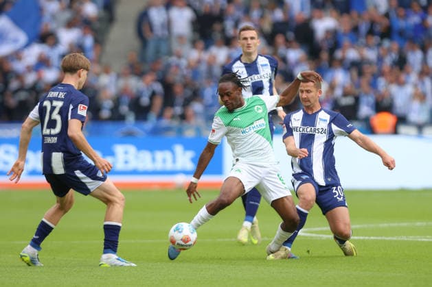 10.05.2025, xtgx, Fussball 2. Bundesliga, Hertha BSC Berlin - SpVgg Greuther Fürth emspor, v.l. Noel Futkeu (Fürth, 9), Paul Seguin (Hertha, 30) Zweikampf, Duell, Kampf, tackle (DFL DFB REGULATIONS PROHIBIT ANY USE OF PHOTOGRAPHS as IMAGE SEQUENCES and or QUASI-VIDEO) Berlin