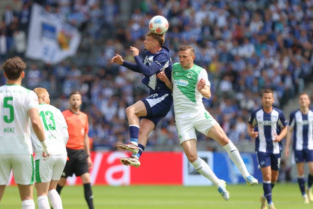 10.05.2025, xtgx, Fussball 2. Bundesliga, Hertha BSC Berlin - SpVgg Greuther Fürth emspor, v.l. Michael Cuisance (Hertha, 10), Philipp Ziereis (Fürth, 4) Zweikampf, Duell, Kampf, tackle (DFL DFB REGULATIONS PROHIBIT ANY USE OF PHOTOGRAPHS as IMAGE SEQUENCES and or QUASI-VIDEO) Berlin