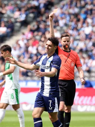 Schiedsrichter Michael Bacher zeigt rote Karte für Josip Brekalo Fußball Fussball DFL 2.Bundesliga Herren 33.Spieltag Saison 2025 2026 10.05.2026 Hertha BSC Berlin vs. SpVgg Greuther Fürth DFL regulations prohibit any use of photographs as image sequences and or quasi-video