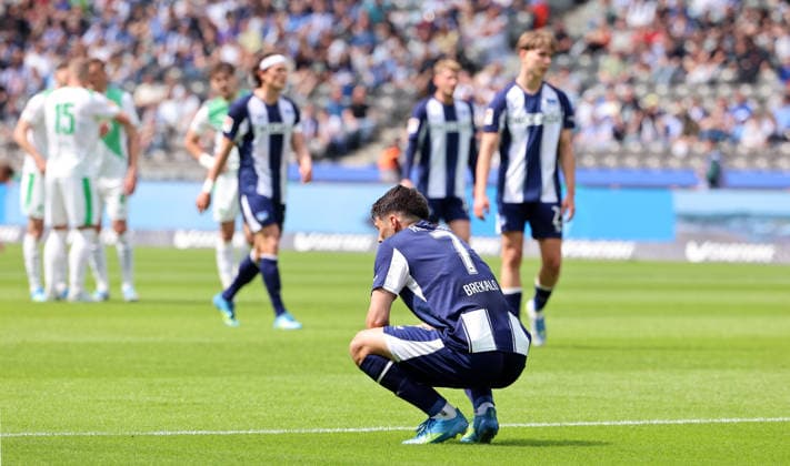 Josip Brekalo enttäuscht nach rote Karte Enttäuschung Fußball Fussball DFL 2.Bundesliga Herren 33.Spieltag Saison 2025 2026 10.05.2026 Hertha BSC Berlin vs. SpVgg Greuther Fürth DFL regulations prohibit any use of photographs as image sequences and or quasi-video