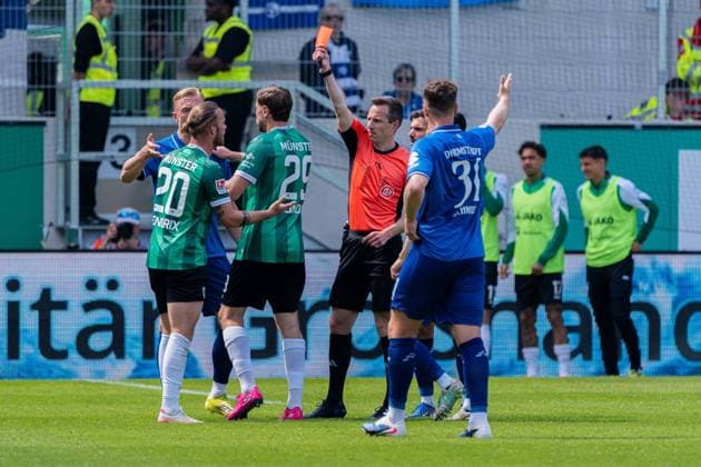 Münster, Deutschland 10. Mai 2026: 2. BL - 2025 2026 - Sp. 33 - SC Preußen Münster gegen SV Darmstadt 98 Im Bild: v.li. Jorrit Hendrix (PRM) bekommt die rote Karte von Schiedsrichter Lukas Benen DFL DFB regulations prohibit any use of photographs as image sequences and or quasi-video LVM Preussenstadion Nordrhein Westfalen *** Münster, Germany 10 May 2026 2 BL 2025 2026 Sp 33 SC Preußen Münster vs SV Darmstadt 98 In the picture from left Jorrit Hendrix PRM gets the red card from referee Lukas Benen DFL DFB regulations prohibit any use of photographs as image sequences and or quasi video LVM Preussenstadion Nordrhein Westfalen Copyright: xFotostandx xKruczynskix