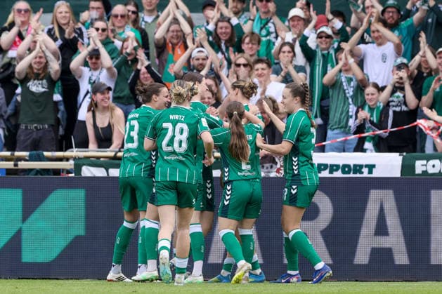 Spielerinnen des SV Werder Bremen mit Torjubel, Jubel, jubeln, jubelt, optimistisch, Spielszene, Highlight, Freude über das Tor zum 1:0, DIE DFB-RICHTLINIEN UNTERSAGEN JEGLICHE NUTZUNG VON FOTOS ALS SEQUENZBILDER UND ODER VIDEOÄHNLICHE FOTOSTRECKEN. DFB REGULATIONS PROHIBIT ANY USE OF PHOTOGRAPHS AS IMAGE SEQUENCES AND OR QUASI-VIDEO., 10.05.2026, Bremen (Deutschland), Fussball, Google Pixel Frauen-Bundesliga, SV Werder Bremen - FC Carl Zeiss Jena
