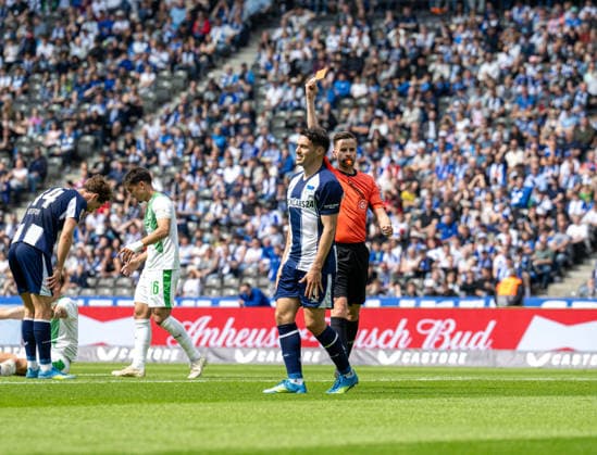 Fussball, Herren, Saison 2025 2026, 2. Bundesliga (33. Spieltag), Hertha BSC - SpVgg Greuther Fürth, Schiedsrichter Michael Bacher zeigt Josip Brekalo (Hertha BSC) die rote Karte, 10.05. 2026,