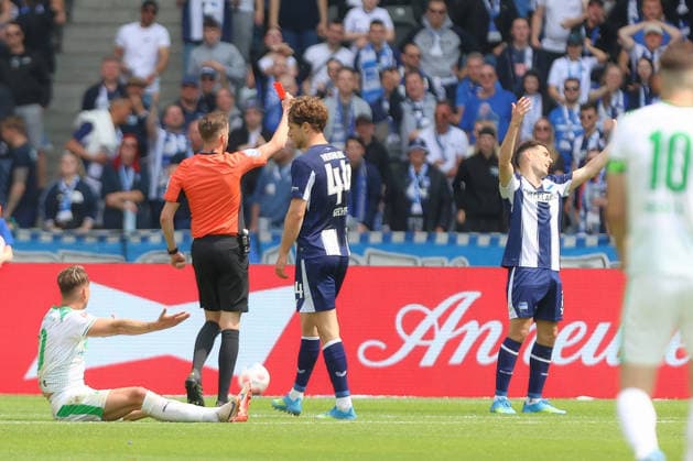 10.05.2025, xtgx, Fussball 2. Bundesliga, Hertha BSC Berlin - SpVgg Greuther Fürth emspor, v.l. Josip Brekalo (Hertha, 7) Rote Karte, Platzverweis, sent off (DFL DFB REGULATIONS PROHIBIT ANY USE OF PHOTOGRAPHS as IMAGE SEQUENCES and or QUASI-VIDEO) Berlin