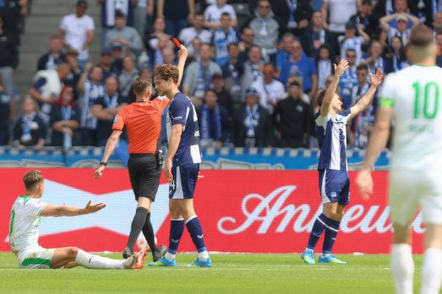 10.05.2025, xtgx, Fussball 2. Bundesliga, Hertha BSC Berlin - SpVgg Greuther Fürth emspor, v.l. Josip Brekalo (Hertha, 7) Rote Karte, Platzverweis, sent off (DFL DFB REGULATIONS PROHIBIT ANY USE OF PHOTOGRAPHS as IMAGE SEQUENCES and or QUASI-VIDEO) Berlin