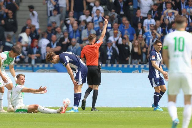 10.05.2025, xtgx, Fussball 2. Bundesliga, Hertha BSC Berlin - SpVgg Greuther Fürth emspor, v.l. Josip Brekalo (Hertha, 7) Rote Karte, Platzverweis, sent off (DFL DFB REGULATIONS PROHIBIT ANY USE OF PHOTOGRAPHS as IMAGE SEQUENCES and or QUASI-VIDEO) Berlin