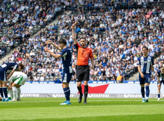 Fussball, Herren, Saison 2025 2026, 2. Bundesliga (33. Spieltag), Hertha BSC - SpVgg Greuther Fürth, Schiedsrichter Michael Bacher zeigt Josip Brekalo (Hertha BSC) die rote Karte, 10.05. 2026,