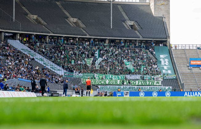 Fussball, Herren, Saison 2025 2026, 2. Bundesliga (33. Spieltag), Hertha BSC - SpVgg Greuther Fürth, Fans von Fürth im Gästeblock, 10.05. 2026,