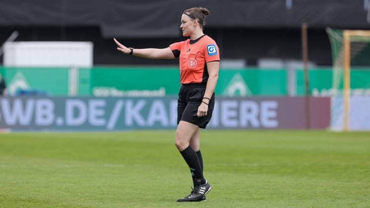 Schiedsrichterin Sina Gieringer in ihrem ersten Spiel in der Googe Pixel Frauen-Bundesliga, erstes Bundesligaspiel, Bundesliga, DIE DFB-RICHTLINIEN UNTERSAGEN JEGLICHE NUTZUNG VON FOTOS ALS SEQUENZBILDER UND ODER VIDEOÄHNLICHE FOTOSTRECKEN. DFB REGULATIONS PROHIBIT ANY USE OF PHOTOGRAPHS AS IMAGE SEQUENCES AND OR QUASI-VIDEO., 10.05.2026, Bremen (Deutschland), Fussball, Google Pixel Frauen-Bundesliga, SV Werder Bremen - FC Carl Zeiss Jena