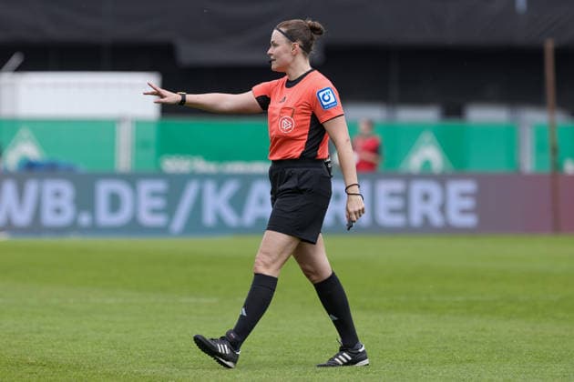 Schiedsrichterin Sina Gieringer in ihrem ersten Spiel in der Googe Pixel Frauen-Bundesliga, erstes Bundesligaspiel, Bundesliga, DIE DFB-RICHTLINIEN UNTERSAGEN JEGLICHE NUTZUNG VON FOTOS ALS SEQUENZBILDER UND ODER VIDEOÄHNLICHE FOTOSTRECKEN. DFB REGULATIONS PROHIBIT ANY USE OF PHOTOGRAPHS AS IMAGE SEQUENCES AND OR QUASI-VIDEO., 10.05.2026, Bremen (Deutschland), Fussball, Google Pixel Frauen-Bundesliga, SV Werder Bremen - FC Carl Zeiss Jena