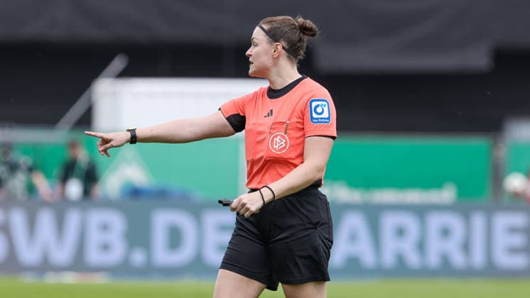 Schiedsrichterin Sina Gieringer in ihrem ersten Spiel in der Googe Pixel Frauen-Bundesliga, erstes Bundesligaspiel, Bundesliga, DIE DFB-RICHTLINIEN UNTERSAGEN JEGLICHE NUTZUNG VON FOTOS ALS SEQUENZBILDER UND ODER VIDEOÄHNLICHE FOTOSTRECKEN. DFB REGULATIONS PROHIBIT ANY USE OF PHOTOGRAPHS AS IMAGE SEQUENCES AND OR QUASI-VIDEO., 10.05.2026, Bremen (Deutschland), Fussball, Google Pixel Frauen-Bundesliga, SV Werder Bremen - FC Carl Zeiss Jena