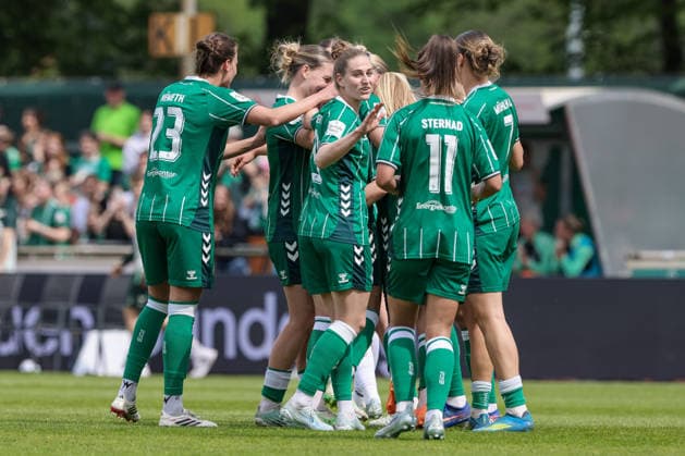 Spielerinnen des SV Werder Bremen mit Torjubel, Jubel, jubeln, jubelt, optimistisch, Spielszene, Highlight, Freude über das Tor zum 2:0, DIE DFB-RICHTLINIEN UNTERSAGEN JEGLICHE NUTZUNG VON FOTOS ALS SEQUENZBILDER UND ODER VIDEOÄHNLICHE FOTOSTRECKEN. DFB REGULATIONS PROHIBIT ANY USE OF PHOTOGRAPHS AS IMAGE SEQUENCES AND OR QUASI-VIDEO., 10.05.2026, Bremen (Deutschland), Fussball, Google Pixel Frauen-Bundesliga, SV Werder Bremen - FC Carl Zeiss Jena