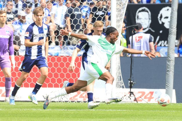 DEU, DFL, 2. FBL, Hertha BSC vs. Greuther Fuerth, 10.05.2026, Berliner Olympiastadion, Berlin, DEU, DFL, 2. FBL, Hertha BSC vs. Greuther Fuerth, im Bild Kennet Eichhorn (Hertha BSC Berlin 23), Julian Eitschberger (Hertha BSC Berlin 2), Noel Futkeu (Greuther Fuerth 9) DFL - regulations prohibit any use of Photographs as image sequences and or quasi-video