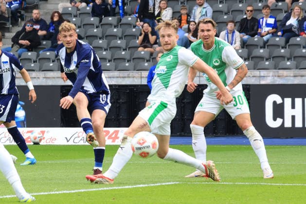 DEU, DFL, 2. FBL, Hertha BSC vs. Greuther Fuerth, 10.05.2026, Berliner Olympiastadion, Berlin, DEU, DFL, 2. FBL, Hertha BSC vs. Greuther Fuerth, im Bild Michael Cuisance (Hertha BSC Berlin 10), Jannik Dehm (Greuther Fuerth 23), Felix Klaus (Greuther Fuerth 30) DFL - regulations prohibit any use of Photographs as image sequences and or quasi-video