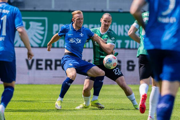 Münster, Deutschland 10. Mai 2026: 2. BL - 2025 2026 - Sp. 33 - SC Preußen Münster gegen SV Darmstadt 98 Im Bild: v. li. im Zweikampf Isac Lidberg (Darmstadt) und Jannis Heuer (PRM) DFL DFB regulations prohibit any use of photographs as image sequences and or quasi-video LVM Preussenstadion Nordrhein Westfalen