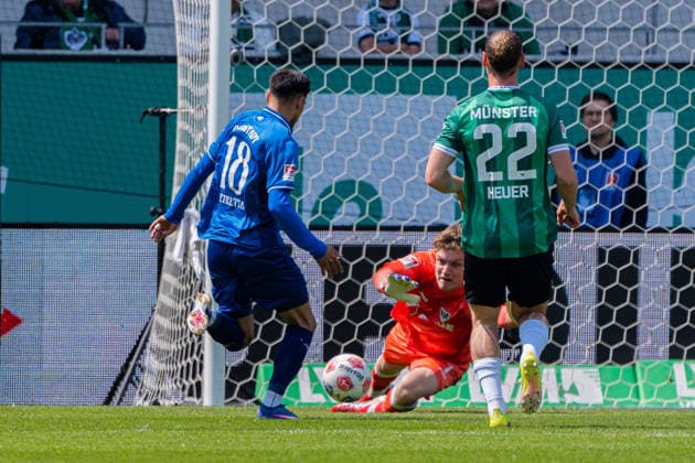 Münster, Deutschland 10. Mai 2026: 2. BL - 2025 2026 - Sp. 33 - SC Preußen Münster gegen SV Darmstadt 98 Im Bild: v. li. im Zweikampf Raoul Petretta (Darmstadt) und Torwart Johannes Schenk (PRM) DFL DFB regulations prohibit any use of photographs as image sequences and or quasi-video LVM Preussenstadion Nordrhein Westfalen