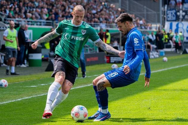 Münster, Deutschland 10. Mai 2026: 2. BL - 2025 2026 - Sp. 33 - SC Preußen Münster gegen SV Darmstadt 98 Im Bild: v. li. im Zweikampf Marvin Schulz (PRM) und Raoul Petretta (Darmstadt) DFL DFB regulations prohibit any use of photographs as image sequences and or quasi-video LVM Preussenstadion Nordrhein Westfalen