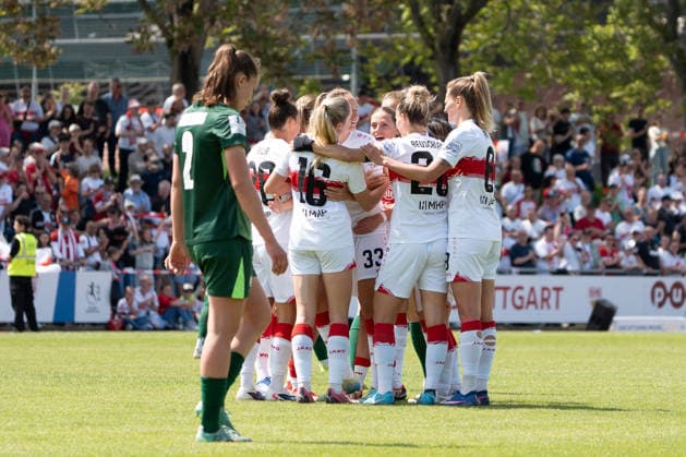 Tor zum 1-0 durch Fabienne Dongus (VFB Stuttgart Frauen, 33), Jubel, Freude, jubel mit Janina Hechler (VFB Stuttgart Frauen, 16), Jana Beuschlein (VFB Stuttgart Frauen, 20), Maximiliane Rall (VFB Stuttgart Frauen, 08), GER, VfB Stuttgart Frauen vs. VfL Wolfsburg II, Fussball, 2. Frauen-Bundesliga, 25. Spieltag, Spielzeit 2025 2026, 10.085.2026, GER, VfB Stuttgart Frauen vs. VfL Wolfsburg II, Fussball, 2. Frauen-Bundesliga, 25. Spieltag, Spielzeit 2025 2026, 10.085.2026, Stuttgart Copyright: xEibner-Pressefoto EdwardxCheungx EP_ECG