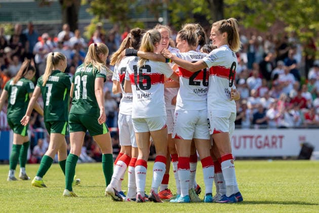 Tor zum 1-0 durch Fabienne Dongus (VFB Stuttgart Frauen, 33), Jubel, Freude, jubel mit Janina Hechler (VFB Stuttgart Frauen, 16), Jana Beuschlein (VFB Stuttgart Frauen, 20), Maximiliane Rall (VFB Stuttgart Frauen, 08), GER, VfB Stuttgart Frauen vs. VfL Wolfsburg II, Fussball, 2. Frauen-Bundesliga, 25. Spieltag, Spielzeit 2025 2026, 10.085.2026, GER, VfB Stuttgart Frauen vs. VfL Wolfsburg II, Fussball, 2. Frauen-Bundesliga, 25. Spieltag, Spielzeit 2025 2026, 10.085.2026, Stuttgart Copyright: xEibner-Pressefoto EdwardxCheungx EP_ECG