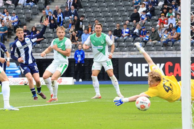 DEU, DFL, 2. FBL, Hertha BSC vs. Greuther Fuerth, 10.05.2026, Berliner Olympiastadion, Berlin, DEU, DFL, 2. FBL, Hertha BSC vs. Greuther Fuerth, im Bild Michael Cuisance (Hertha BSC Berlin 10), Jannik Dehm (Greuther Fuerth 23), Felix Klaus (Greuther Fuerth 30), Silas Pruefrock (Greuther Fuerth 43) DFL - regulations prohibit any use of Photographs as image sequences and or quasi-video