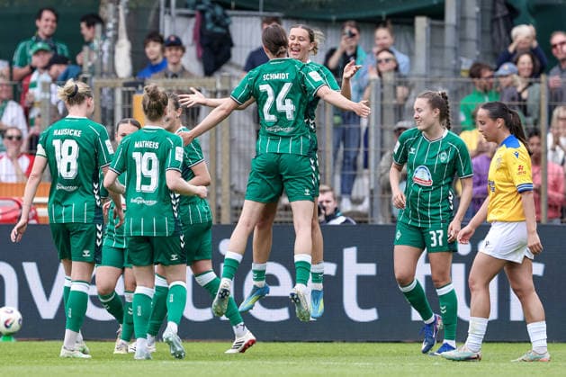 v.li.: Spielerinnen des SV Werder Bremen, Lara Schmidt (SV Werder Bremen, 24) und Torschützin Larissa Mühlhaus (SV Werder Bremen, 7) mit Torjubel, Jubel, jubeln, jubelt, optimistisch, Spielszene, Highlight, Freude über das Tor zum 3:0, DIE DFB-RICHTLINIEN UNTERSAGEN JEGLICHE NUTZUNG VON FOTOS ALS SEQUENZBILDER UND ODER VIDEOÄHNLICHE FOTOSTRECKEN. DFB REGULATIONS PROHIBIT ANY USE OF PHOTOGRAPHS AS IMAGE SEQUENCES AND OR QUASI-VIDEO., 10.05.2026, Bremen (Deutschland), Fussball, Google Pixel Frauen-Bundesliga, SV Werder Bremen - FC Carl Zeiss Jena