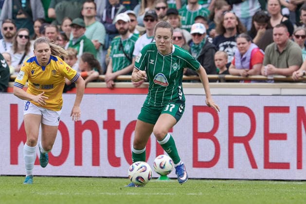 Mara Alber (SV Werder Bremen, 37) am Ball, Einzelbild, Ganzkörper, Aktion, Action, Spielszene, DIE DFB-RICHTLINIEN UNTERSAGEN JEGLICHE NUTZUNG VON FOTOS ALS SEQUENZBILDER UND ODER VIDEOÄHNLICHE FOTOSTRECKEN. DFB REGULATIONS PROHIBIT ANY USE OF PHOTOGRAPHS AS IMAGE SEQUENCES AND OR QUASI-VIDEO., 10.05.2026, Bremen (Deutschland), Fussball, Google Pixel Frauen-Bundesliga, SV Werder Bremen - FC Carl Zeiss Jena
