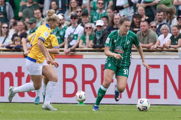 v.li.: Fiona Gaißer (FC Carl Zeiss Jena, 22) und Mara Alber (SV Werder Bremen, 37) im Zweikampf, Duell, Dynamik, Aktion, Action, Spielszene, DIE DFB-RICHTLINIEN UNTERSAGEN JEGLICHE NUTZUNG VON FOTOS ALS SEQUENZBILDER UND ODER VIDEOÄHNLICHE FOTOSTRECKEN. DFB REGULATIONS PROHIBIT ANY USE OF PHOTOGRAPHS AS IMAGE SEQUENCES AND OR QUASI-VIDEO., 10.05.2026, Bremen (Deutschland), Fussball, Google Pixel Frauen-Bundesliga, SV Werder Bremen - FC Carl Zeiss Jena