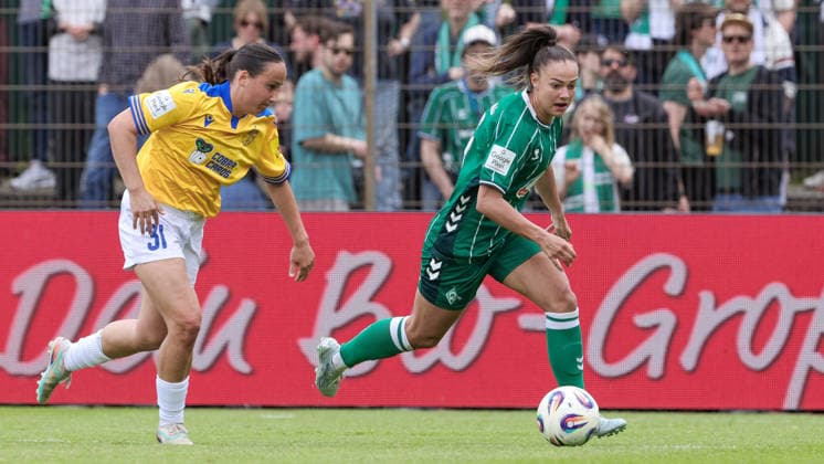 v.li.: Elena Mühlemann (FC Carl Zeiss Jena, 30) und Maja Sternad (SV Werder Bremen, 11) im Zweikampf, Duell, Dynamik, Aktion, Action, Spielszene, DIE DFB-RICHTLINIEN UNTERSAGEN JEGLICHE NUTZUNG VON FOTOS ALS SEQUENZBILDER UND ODER VIDEOÄHNLICHE FOTOSTRECKEN. DFB REGULATIONS PROHIBIT ANY USE OF PHOTOGRAPHS AS IMAGE SEQUENCES AND OR QUASI-VIDEO., 10.05.2026, Bremen (Deutschland), Fussball, Google Pixel Frauen-Bundesliga, SV Werder Bremen - FC Carl Zeiss Jena