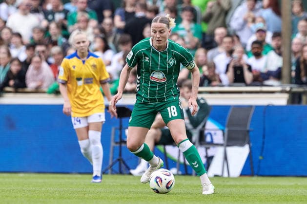 Lina Hausicke (SV Werder Bremen, 18) am Ball, Einzelbild, Ganzkörper, Aktion, Action, Spielszene, DIE DFB-RICHTLINIEN UNTERSAGEN JEGLICHE NUTZUNG VON FOTOS ALS SEQUENZBILDER UND ODER VIDEOÄHNLICHE FOTOSTRECKEN. DFB REGULATIONS PROHIBIT ANY USE OF PHOTOGRAPHS AS IMAGE SEQUENCES AND OR QUASI-VIDEO., 10.05.2026, Bremen (Deutschland), Fussball, Google Pixel Frauen-Bundesliga, SV Werder Bremen - FC Carl Zeiss Jena