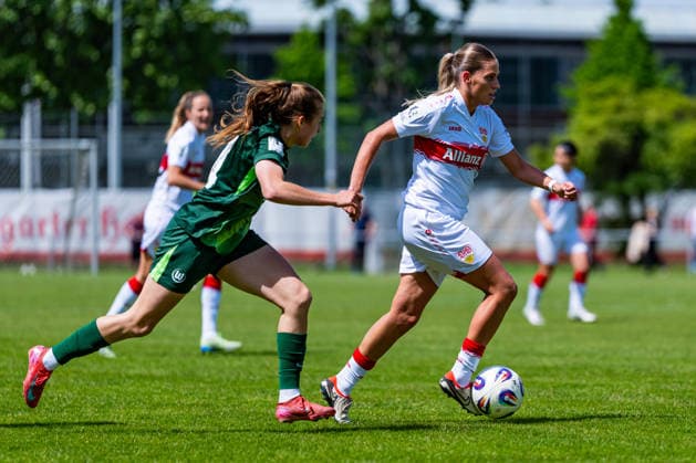2. Frauen-Bundesliga: VfB Stuttgart vs. Vfl Wolfsburg II; 10.05.2026 Stuttgart, GERMANY - 10. Mai 2026: Dafina Redzepi (VfB Stuttgart, 7) im Duell gegen Elena Gößler (VfL Wolfsburg II, 14) während dem Match zwischen dem VfB Stuttgart und dem Vfl Wolfsburg II am 25. Spieltag der 2. Frauen-Bundesliga auf dem Sportgelände des PSV Stuttgart. Copyright: xBEAUTIFULxSPORTS Steinx