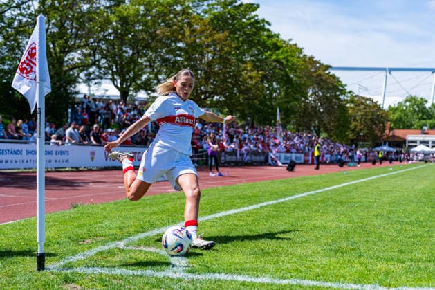 2. Frauen-Bundesliga: VfB Stuttgart vs. Vfl Wolfsburg II; 10.05.2026 Stuttgart, GERMANY - 10. Mai 2026: Dafina Redzepi (VfB Stuttgart, 7) beim Eckball während dem Match zwischen dem VfB Stuttgart und dem Vfl Wolfsburg II am 25. Spieltag der 2. Frauen-Bundesliga auf dem Sportgelände des PSV Stuttgart. Copyright: xBEAUTIFULxSPORTS Steinx