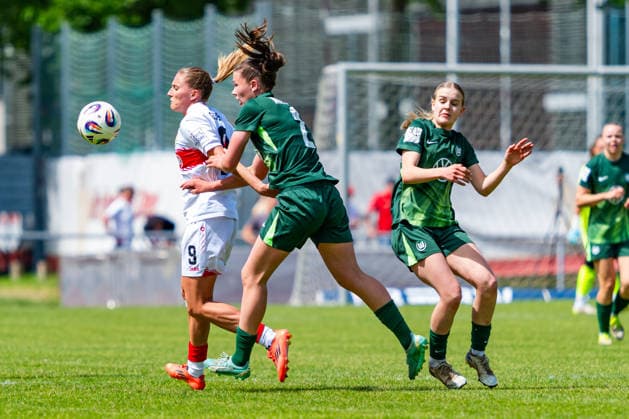 2. Frauen-Bundesliga: VfB Stuttgart vs. Vfl Wolfsburg II; 10.05.2026 Stuttgart, GERMANY - 10. Mai 2026: Zweikampf zwischen Julia Glaser (VfB Stuttgart, 9) und Karla Brinkmann (VfL Wolfsburg II, 2) während dem Match zwischen dem VfB Stuttgart und dem Vfl Wolfsburg II am 25. Spieltag der 2. Frauen-Bundesliga auf dem Sportgelände des PSV Stuttgart. Copyright: xBEAUTIFULxSPORTS Steinx