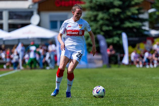 2. Frauen-Bundesliga: VfB Stuttgart vs. Vfl Wolfsburg II; 10.05.2026 Stuttgart, GERMANY - 10. Mai 2026: Meike Meßmer (VfB Stuttgart, 29) beim Spielaufbau während dem Match zwischen dem VfB Stuttgart und dem Vfl Wolfsburg II am 25. Spieltag der 2. Frauen-Bundesliga auf dem Sportgelände des PSV Stuttgart. Copyright: xBEAUTIFULxSPORTS Steinx