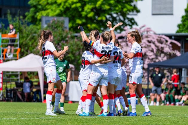 2. Frauen-Bundesliga: VfB Stuttgart vs. Vfl Wolfsburg II; 10.05.2026 Stuttgart, GERMANY - 10. Mai 2026: Torjubel von Jana Beuschlein (VfB Stuttgart, 20) und der Mannschaft über das 2:0 Tor während dem Match zwischen dem VfB Stuttgart und dem Vfl Wolfsburg II am 25. Spieltag der 2. Frauen-Bundesliga auf dem Sportgelände des PSV Stuttgart. Copyright: xBEAUTIFULxSPORTS Steinx
