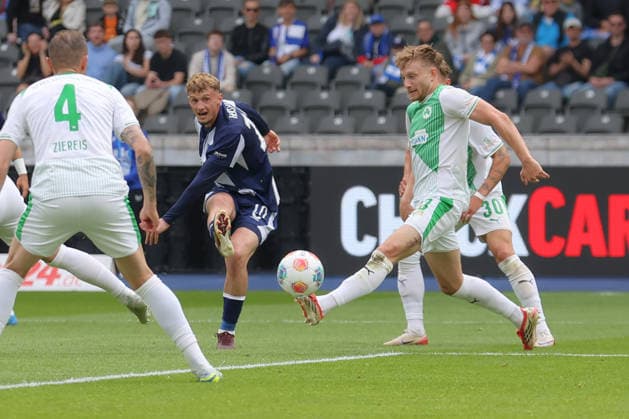 10.05.2025, xtgx, Fussball 2. Bundesliga, Hertha BSC Berlin - SpVgg Greuther Fürth emspor, v.l. Michael Cuisance (Hertha, 10) Abseits schiesst Tor, schießt, Torschuetze, erzielt Tor, Treffer, scores the goal (DFL DFB REGULATIONS PROHIBIT ANY USE OF PHOTOGRAPHS as IMAGE SEQUENCES and or QUASI-VIDEO) Berlin