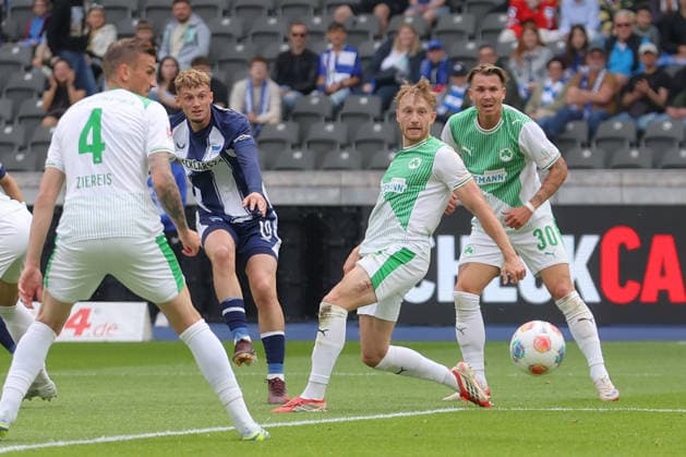 10.05.2025, xtgx, Fussball 2. Bundesliga, Hertha BSC Berlin - SpVgg Greuther Fürth emspor, v.l. Michael Cuisance (Hertha, 10) Abseits schiesst Tor, schießt, Torschuetze, erzielt Tor, Treffer, scores the goal (DFL DFB REGULATIONS PROHIBIT ANY USE OF PHOTOGRAPHS as IMAGE SEQUENCES and or QUASI-VIDEO) Berlin