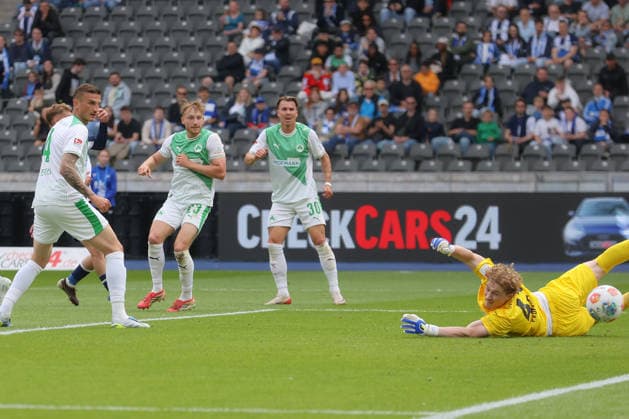 10.05.2025, xtgx, Fussball 2. Bundesliga, Hertha BSC Berlin - SpVgg Greuther Fürth emspor, v.l. Michael Cuisance (Hertha, 10) Abseits schiesst Tor, schießt, Torschuetze, erzielt Tor, Treffer, scores the goal (DFL DFB REGULATIONS PROHIBIT ANY USE OF PHOTOGRAPHS as IMAGE SEQUENCES and or QUASI-VIDEO) Berlin