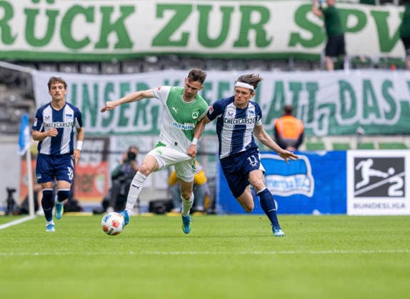 Fussball, Herren, Saison 2025 2026, 2. Bundesliga (33. Spieltag), Hertha BSC - SpVgg Greuther Fürth, v.l. Branimir Hrgota (Fürth), Fabian Reese (Hertha BSC), 10.05. 2026,