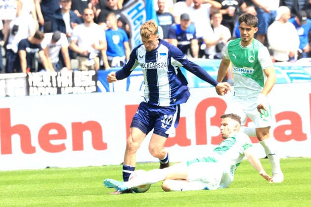 DEU, DFL, 2. FBL, Hertha BSC vs. Greuther Fuerth, 10.05.2026, Berliner Olympiastadion, Berlin, DEU, DFL, 2. FBL, Hertha BSC vs. Greuther Fuerth, im Bild Michael Cuisance (Hertha BSC Berlin 10), Branimir Hrgota (Greuther Fuerth 10) DFL - regulations prohibit any use of Photographs as image sequences and or quasi-video