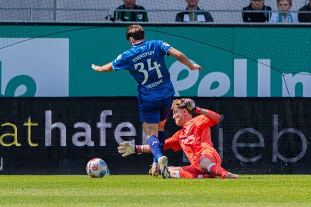 Münster, Deutschland 10. Mai 2026: 2. BL - 2025 2026 - Sp. 33 - SC Preußen Münster gegen SV Darmstadt 98 Im Bild: v. li. im Zweikampf Killian Corredor (Darmstadt) und Torwart Johannes Schenk (PRM) DFL DFB regulations prohibit any use of photographs as image sequences and or quasi-video LVM Preussenstadion Nordrhein Westfalen